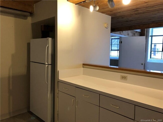 Building Photo - 68 Thermos Ave