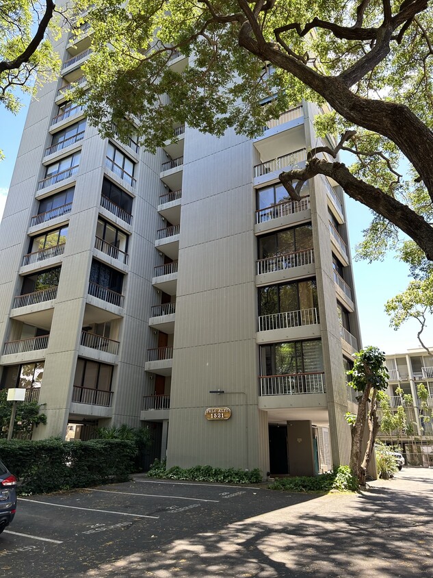Exterior - 1521 Punahou St