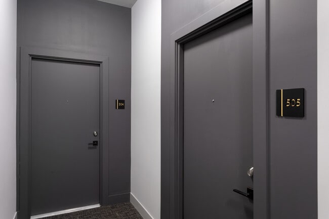 Building Photo - 2505 W Farragut Ave