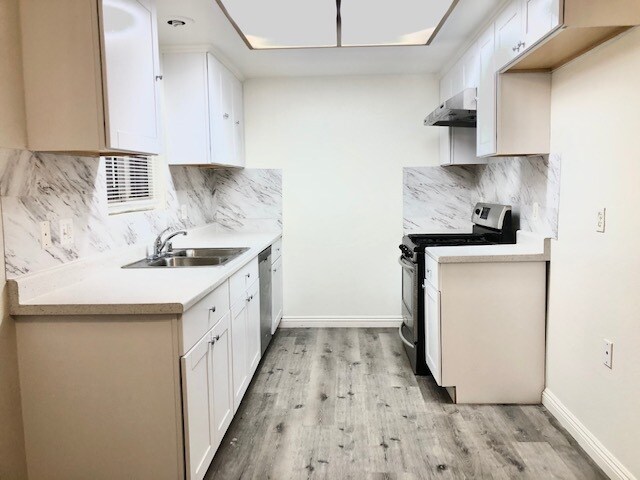 Brand new kitchen cabinet & counter tops - 17882 Baron Cir