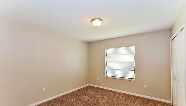 Building Photo - 10605 Suntree Ct