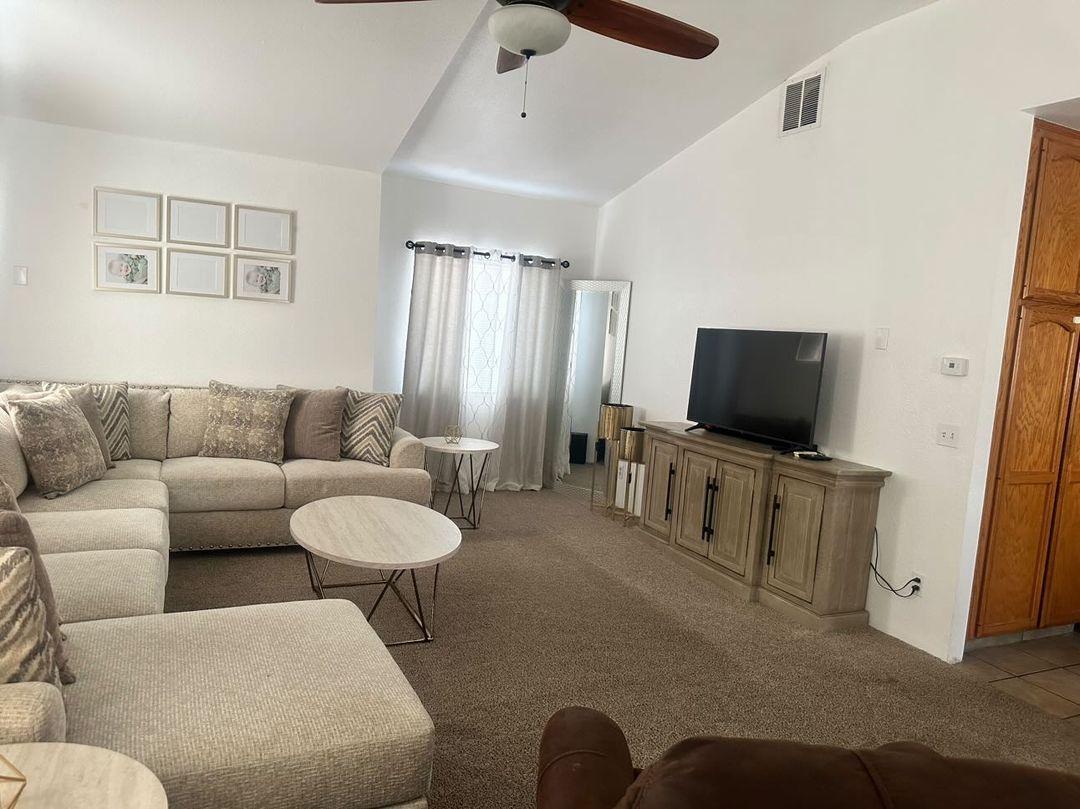 Living Rm 1 - 525 Locust St