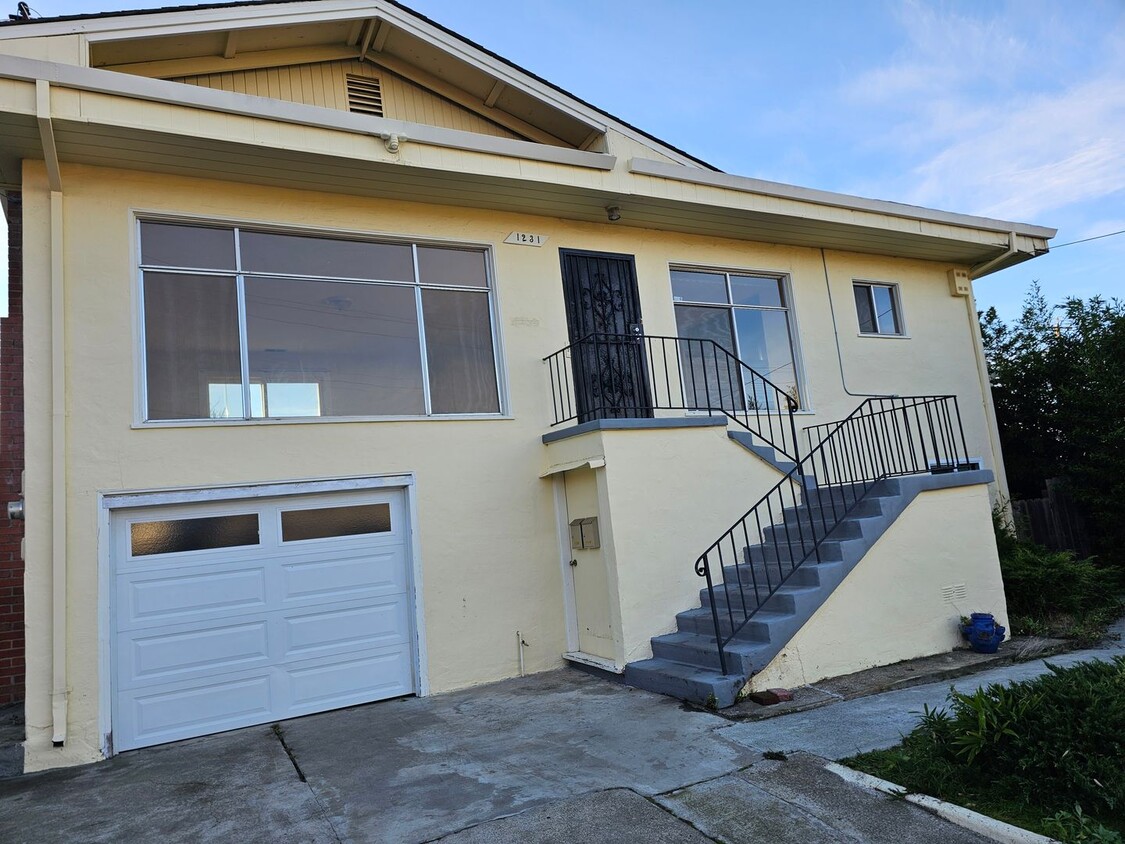 Foto principal - 5 bedroom 2 bath Single Family home with f...