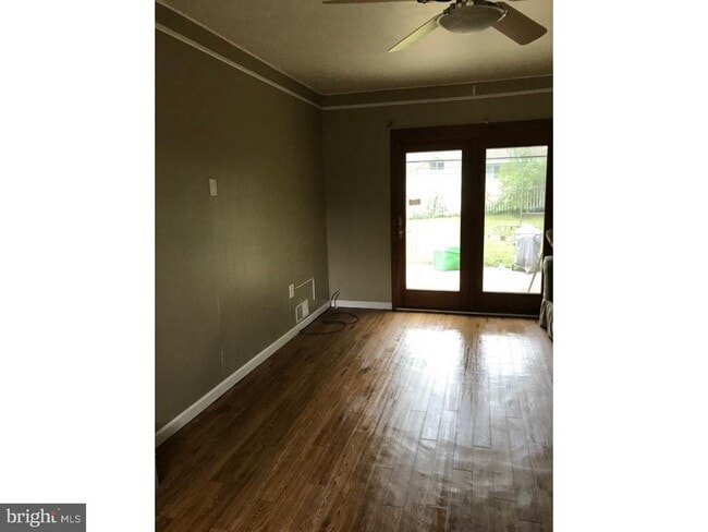 Building Photo - 384 Wildrose St