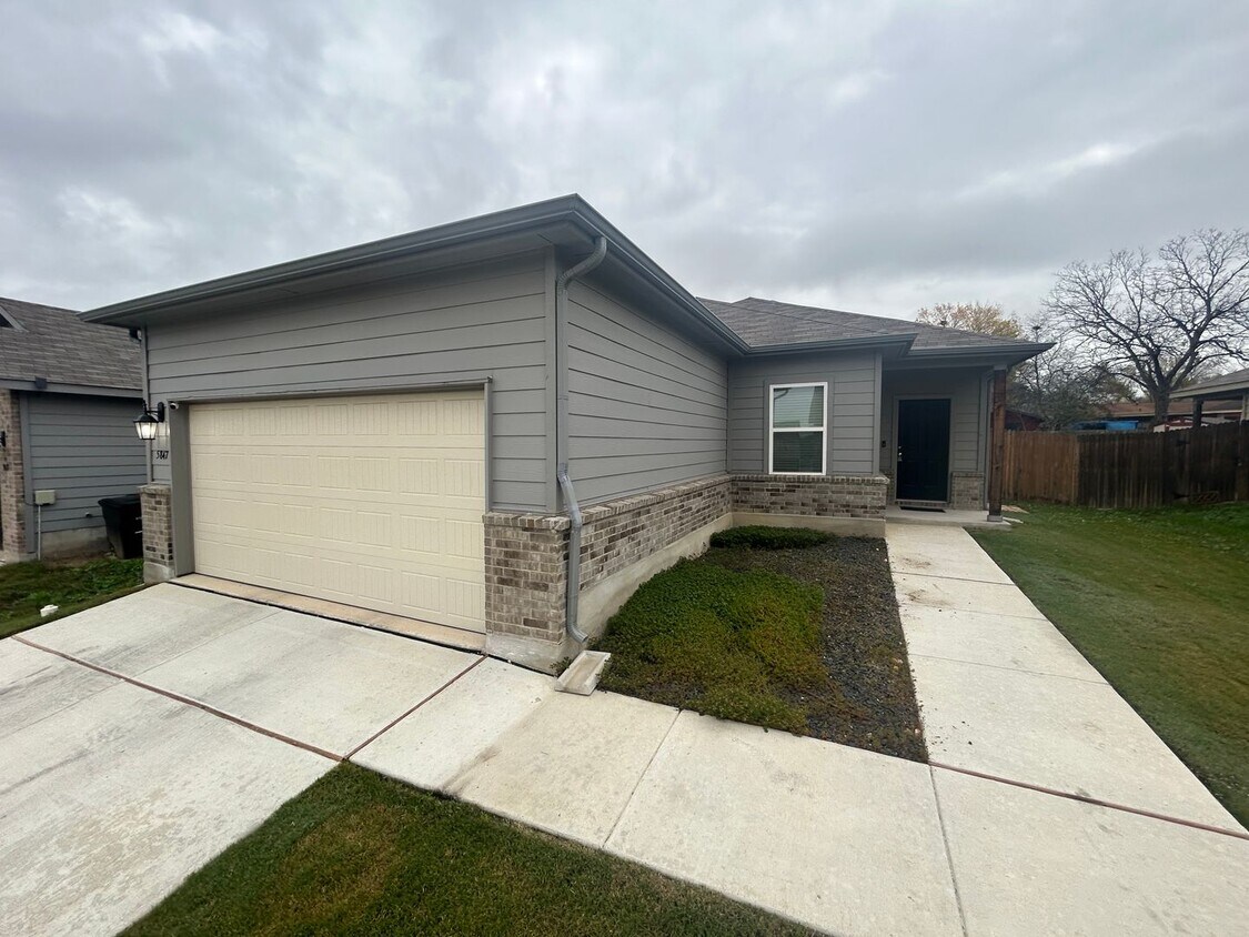Primary Photo - AVAILABLE NOW! 3 Bedroom / 2 Bath Home Nea...