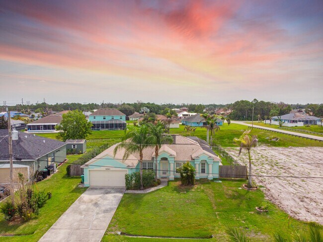 Foto del edificio - 5593 NW Wesley Rd