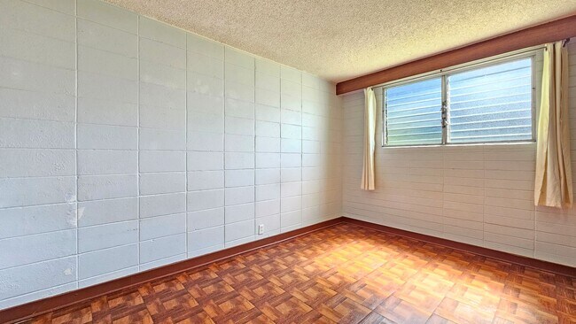 Foto del edificio - 3 bed/1 bath/2 parking downstairs apartment in Manoa Home