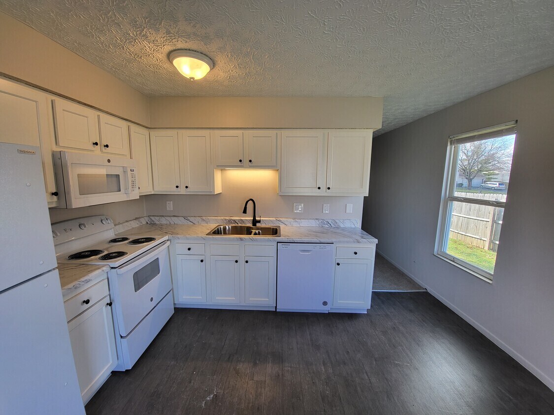 Primary Photo - 2500 Thimbleberry Rd