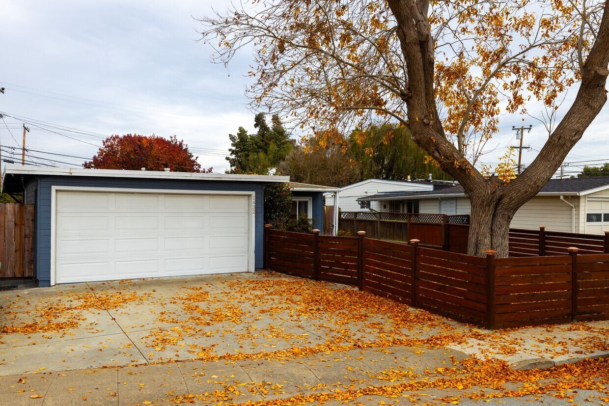 Primary Photo - Beautiful 3 bedroom, 2 bath home in Shore ...