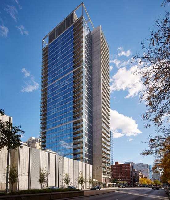 Building Photo - 821 N La Salle Dr