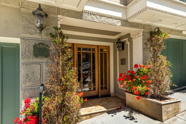 Entrada - 1170-1180 Green St