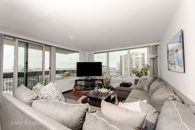 Foto del edificio - 1255 N Sandburg Terrace