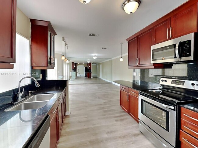 Foto del edificio - 18925 NW 78th Ct
