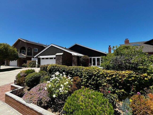 Foto del edificio - Charming 3-Bedroom Home with Heated Pool &...