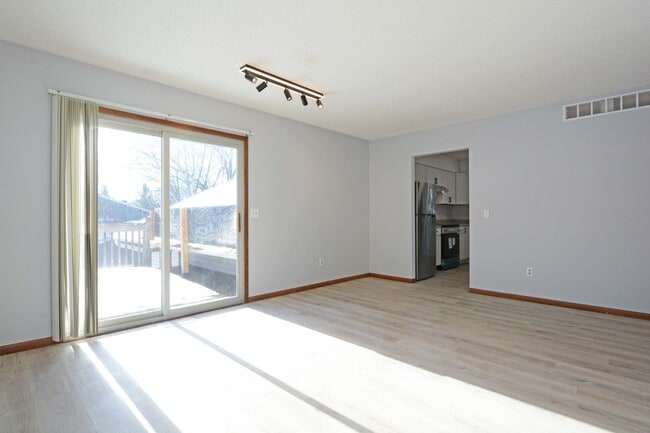 Building Photo - Beautifully Updated 3-Bed 2-Bath Home in Eden Prairie!
