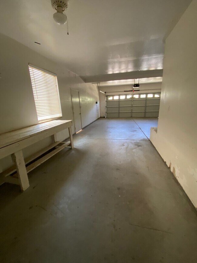Building Photo - Spacious NW Visalia home Available Now