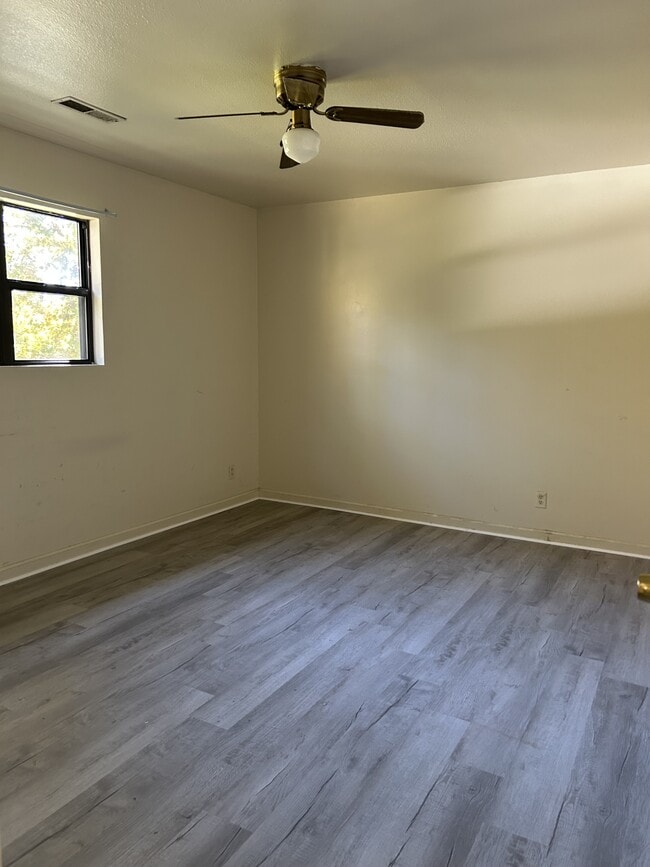 Building Photo - 914 Sparta Dr