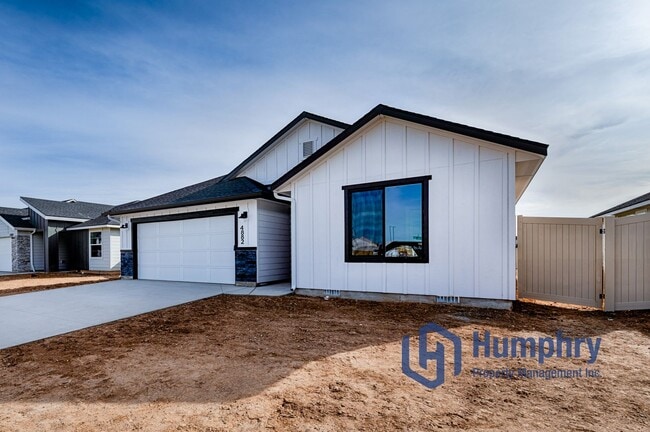 Building Photo - 4 bedroom, 2 bathroom, 2 car garage.