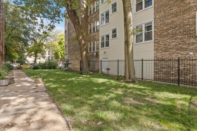 Building Photo - 1441 W Farwell Ave