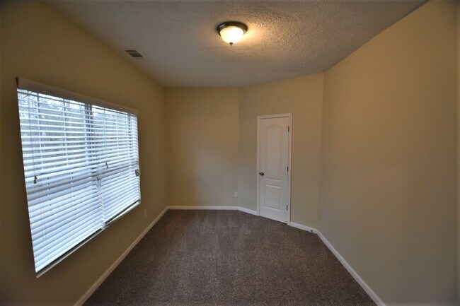 Foto del edificio - 7300 Hunters Ridge Dr