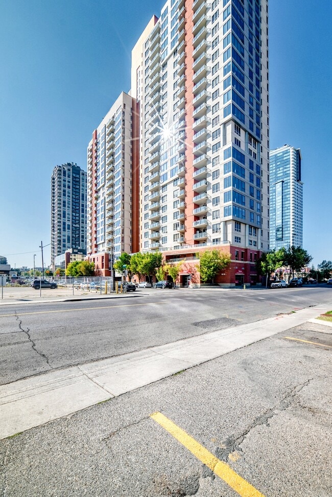 Building Photo - 1053-1010 10 St SW