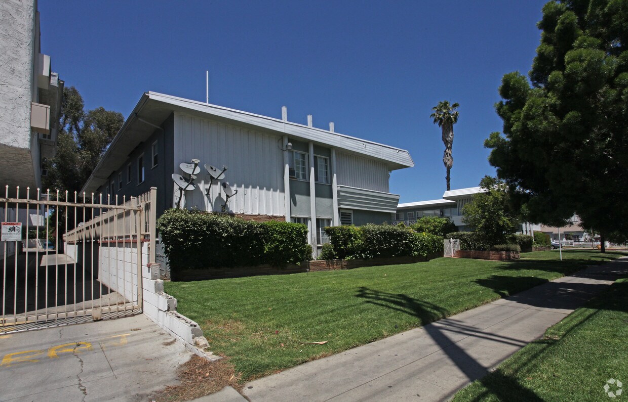 Foto del edificio - 15907 Victory Blvd