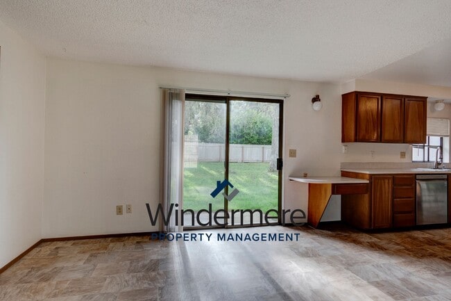 Building Photo - 4 Bedroom 2.5 Bathroom Home Close to West Beach