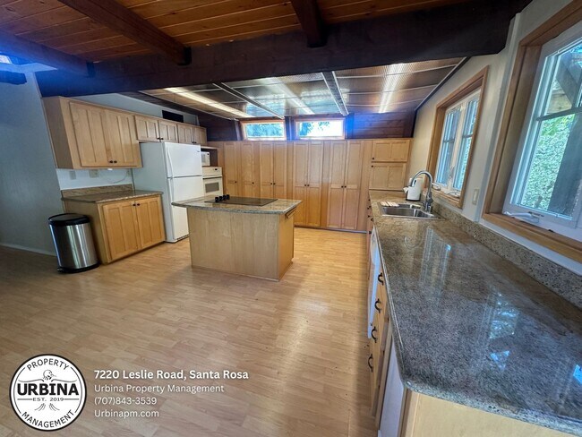 Foto del edificio - A Private 43 Acre Mountain Top Retreat