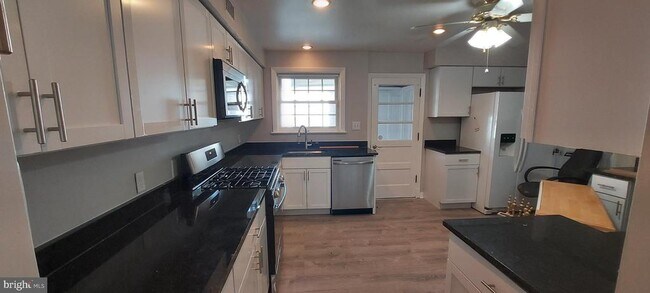 Foto del edificio - 9308 Cedar Ln