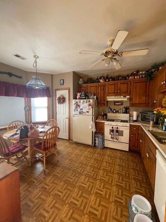 Building Photo - End Unit Townhome in Riverwalk