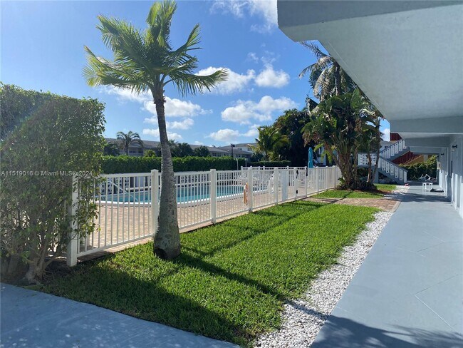 Building Photo - 701 Pine Dr