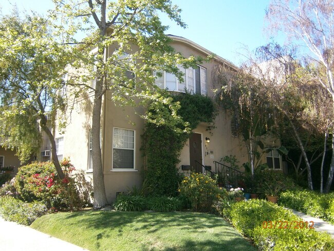 Building Photo - 401 N Oakhurst Dr