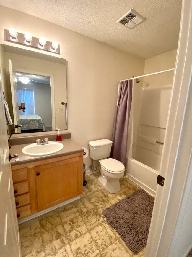 Foto del edificio - 4 Bedroom Condo in Harts Cove!