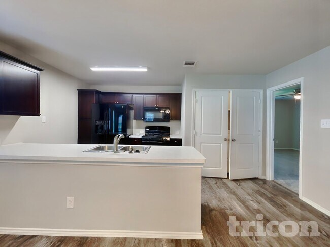 Foto del edificio - 5306 Everett Loop
