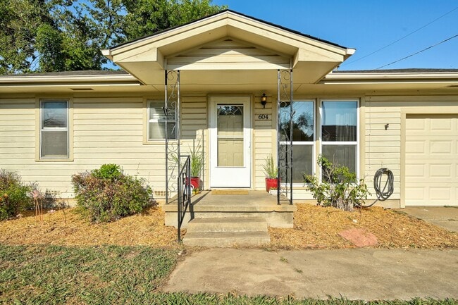 Building Photo - (3) Bed/(1) Bath Core Norman Avail July 1!!