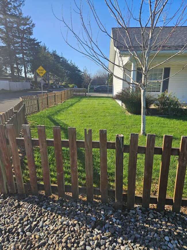 Building Photo - Stunning  newer 3 bed/2 bath home in Coos Bay