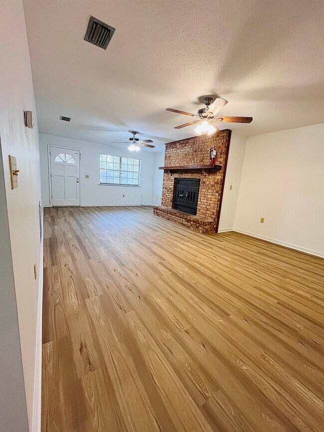 Foto del edificio - 8789 Louvinia Way