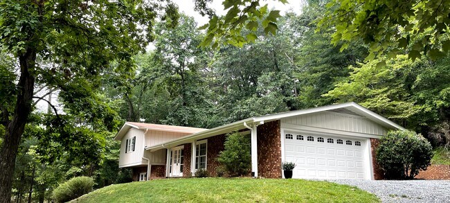 Building Photo - 2117 N Lakeshore Dr