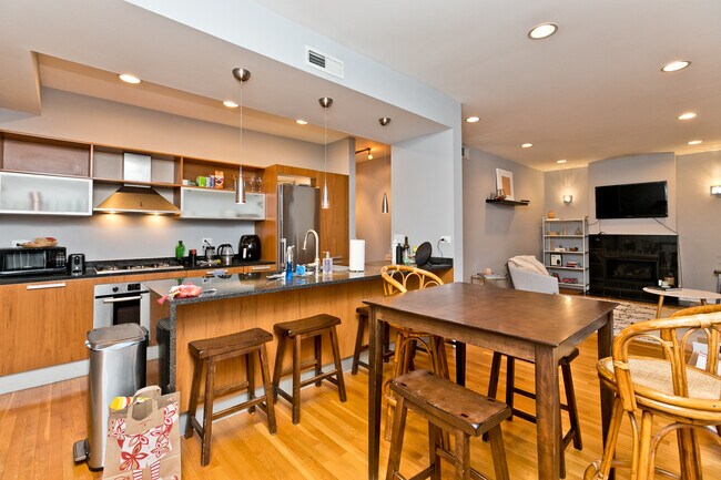 Foto del edificio - 3012 W Addison St