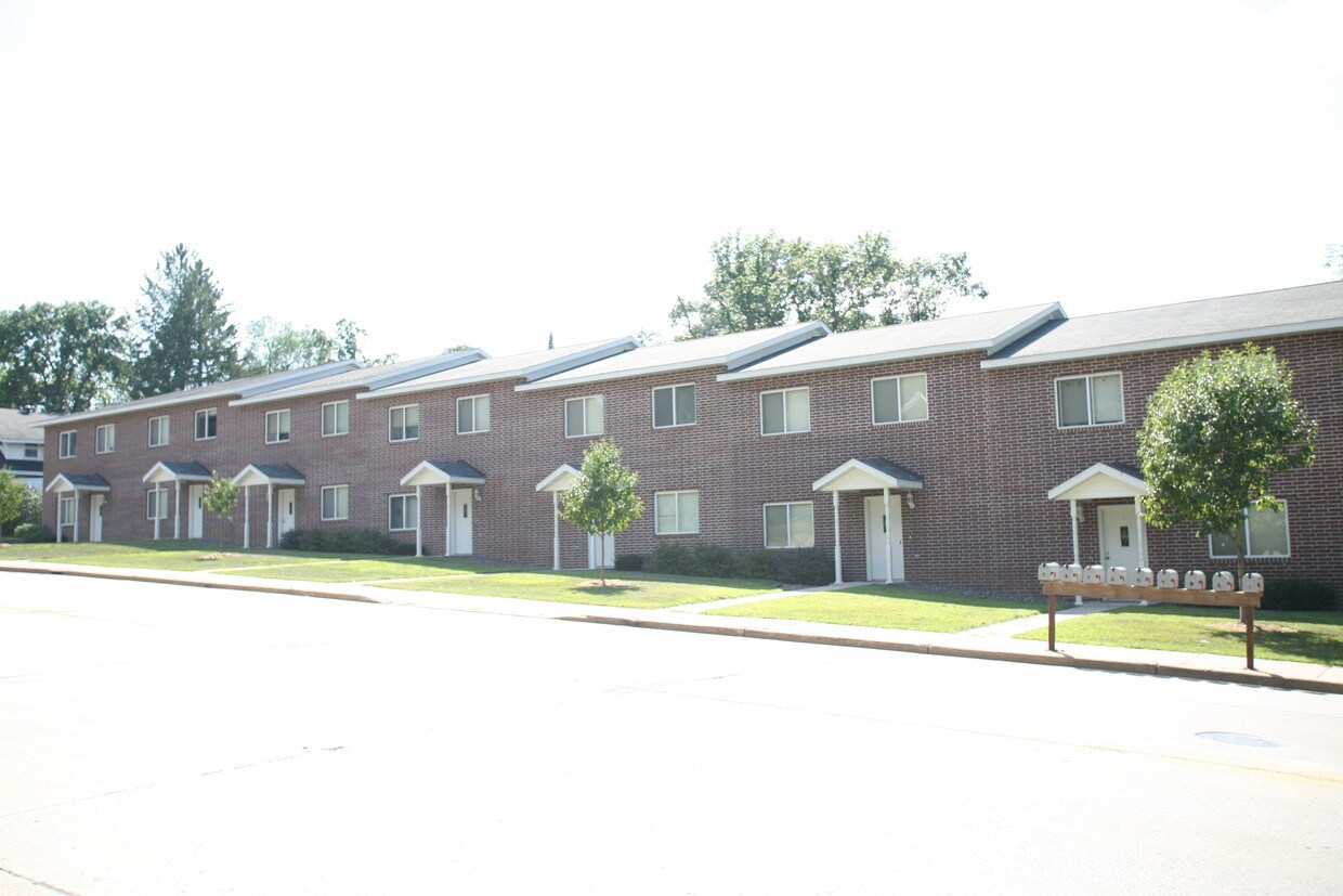1821 Broadway St S, Menomonie, WI 54751 Townhome Rentals in Menomonie