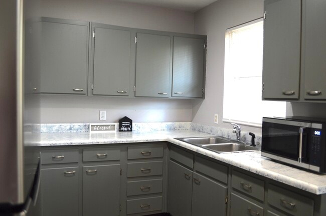 Building Photo - 411 Cambridge Dr