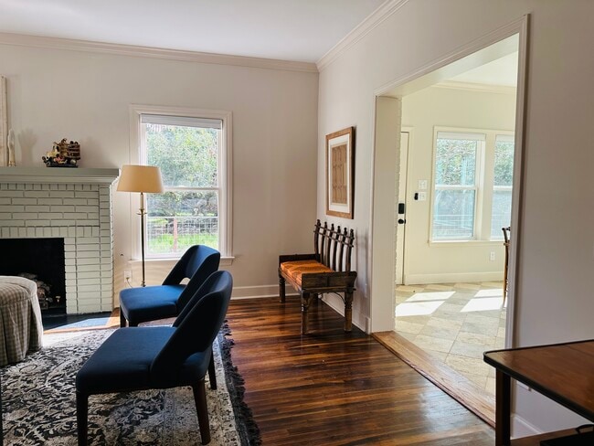 Gran arte y mobiliario - 2506 Rosedale St