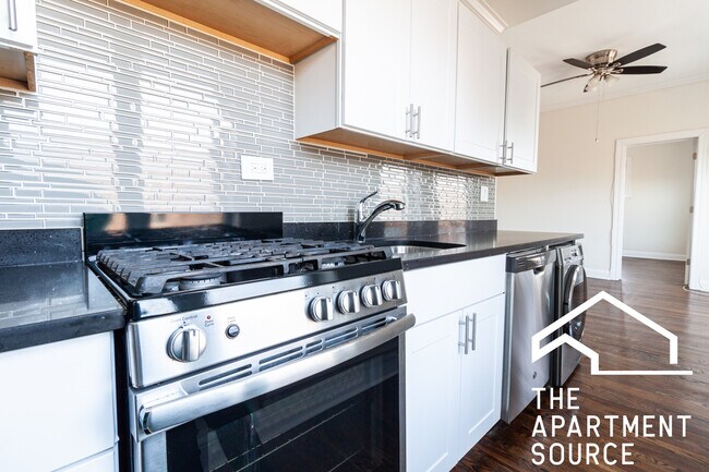 Building Photo - 923 W Waveland Ave