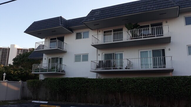Building Photo - 11610 N Bayshore Dr