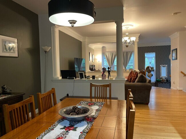 Foto del edificio - Three Bedroom Townhouse on Eisenhower Aven...