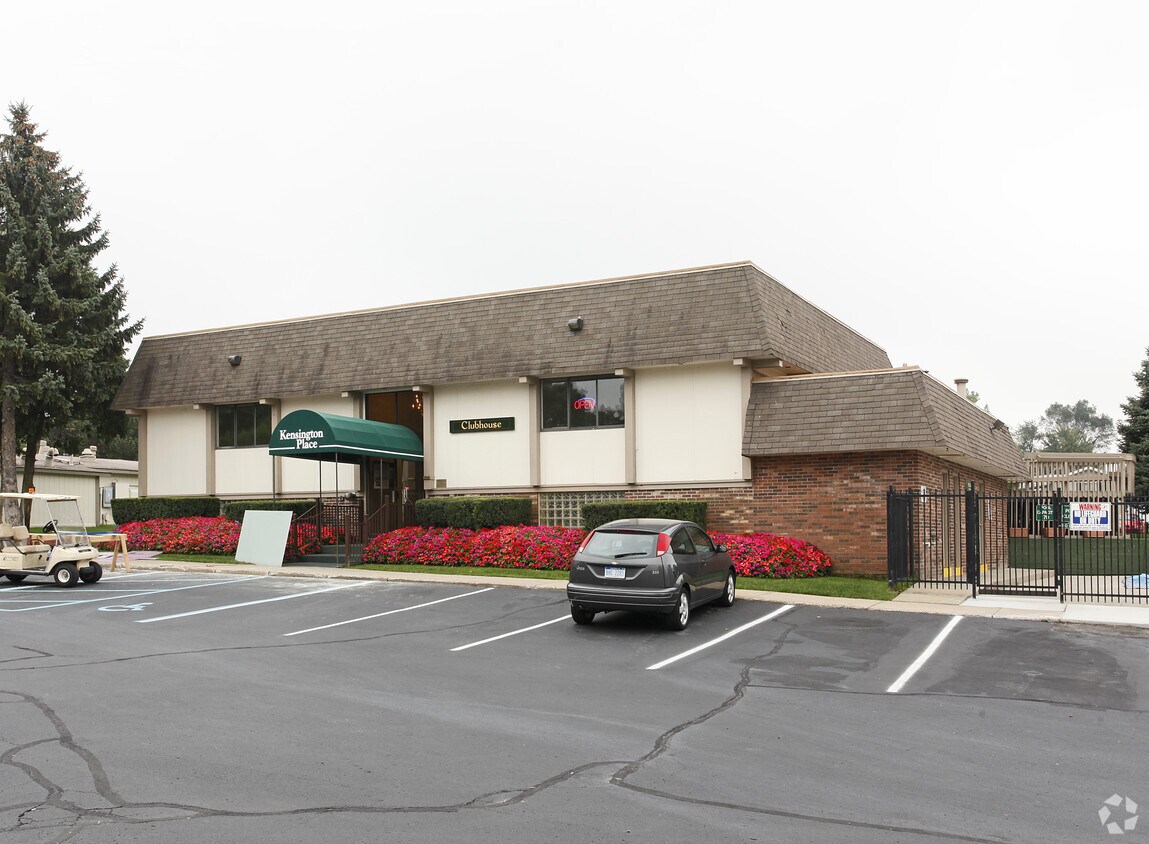 Kensington Place Apartments in New Hudson, MI