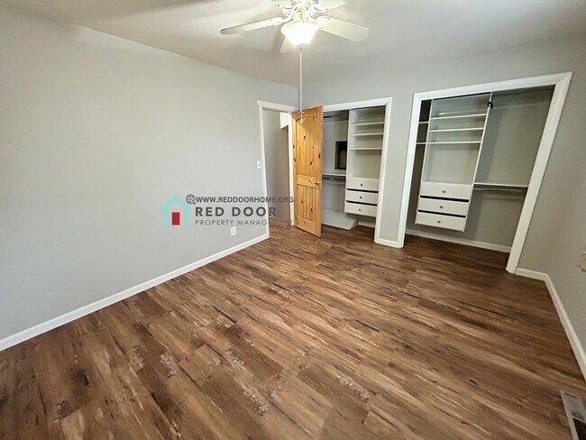 Foto del edificio - Pet-Friendly 3-Bedroom Home with Large Fenced Yard & Garage