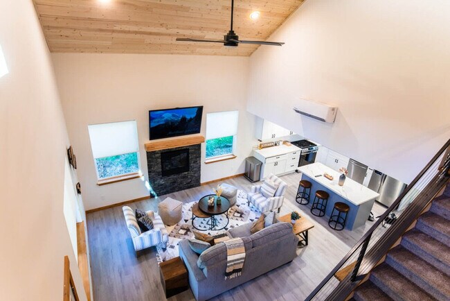 Building Photo - 235 Paradise Dr