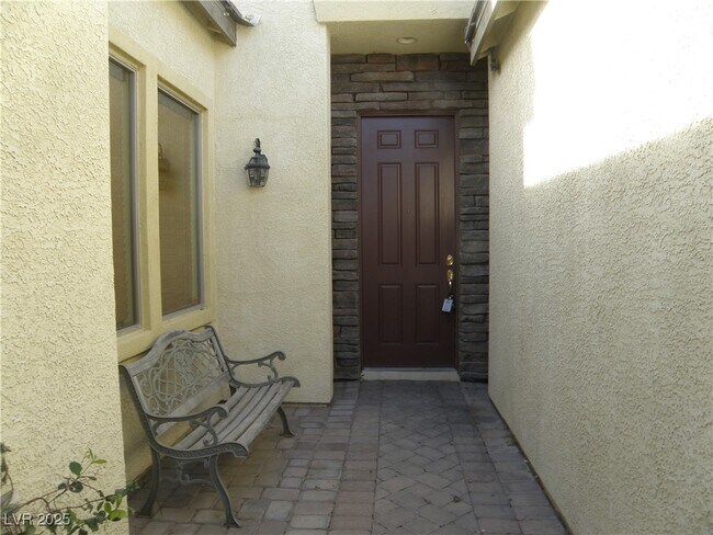 Building Photo - 8133 Chestnut Hollow Ave