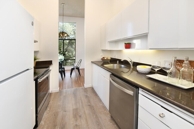 Foto del edificio - 410 N Civic Dr